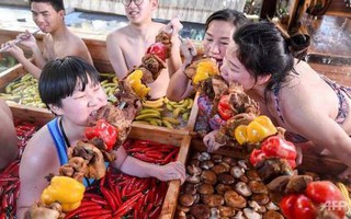 Khách Trung Quốc vừa tắm vừa ăn trong 'nồi lẩu' khổng lồ