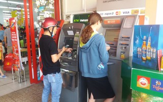 Chật vật rút tiền từ máy ATM ngày cận Tết