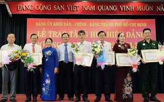 TP HCM trao Huy hiệu Đảng đợt 3-2