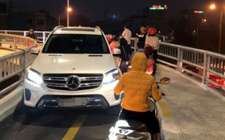 Nam tài xế xe sang Mercedes ngang nhiên đi vào cầu cấm bị xử lý