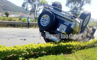 Xe du lịch lộn nhiều vòng trên cao tốc, người văng ra ngoài, tử vong