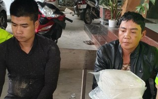 Bí mật trong 2 bọc màu trắng khả nghi trên chiếc xế hộp mang BKS Hà Nội