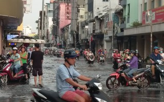 Đến lượt khu Chợ Lớn, Bến Thành bị triều cường gây họa