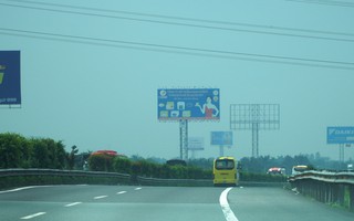 Bầu trời miền Tây đi qua cao tốc TP HCM - Trung Lương trắng đục