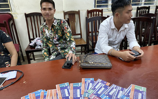 Trước trận Việt Nam-Malaysia, Cảnh sát hình sự mật phục bắt quả tang một loạt "cò vé"