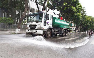 Hà Nội bất ngờ cho tưới nước rửa đường trở lại sau 3 năm tạm dừng vì ô nhiễm gia tăng