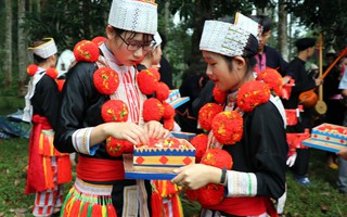 Bí quyết đưa thuật trang trí trên trang phục truyền thống của người Dao đỏ thành di sản quốc gia