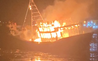 Sau tiếng nổ lớn, tàu cá hàng tỉ đồng bốc cháy ngùn ngụt trong đêm