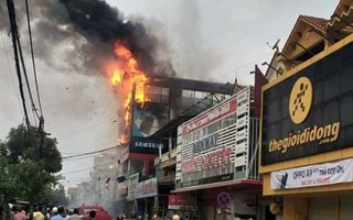 Cháy lớn ở siêu thị điện máy Dũng Loan, gây thiệt hại lớn