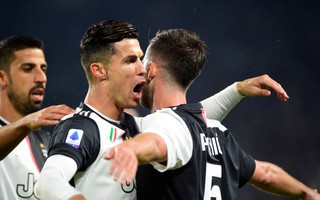 Juventus tặng quà độc, Ronaldo bùng nổ với bàn thắng 701