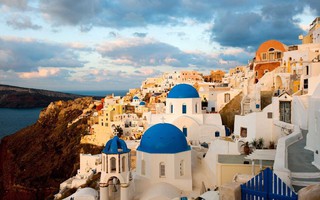 Ngắm những ngôi nhà tường trắng mái xanh ở Santorini