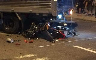 Xe máy nát bét sau cú tông vào xe tải, thanh niên tử nạn