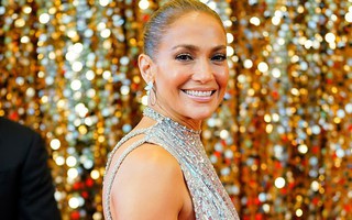 Jennifer Lopez khoe chân thon trên thảm đỏ