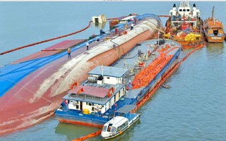 Thu gom 130 tấn dầu từ vụ chìm tàu trên sông Lòng Tàu