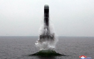 Triều Tiên khoe phóng tên lửa từ tàu ngầm, Mỹ nói chỉ là trên mặt nước