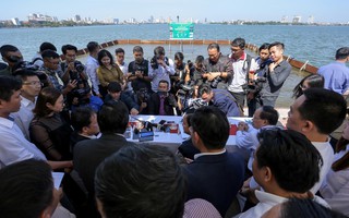 Bộ trưởng Trần Hồng Hà thị sát khu vực thí điểm xử lý nước, cho cá Koi ăn ở hồ Tây
