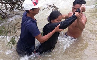 Quảng Ngãi: Giải cứu 5 người bị mắc kẹt giữa dòng nước lũ