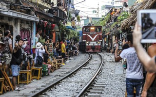 Bộ Giao thông vận tải đề nghị Hà Nội giải tán các tụ điểm cà phê, chụp ảnh trên đường sắt