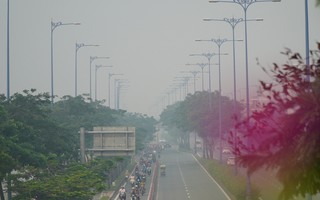 Bầu trời mù mịt đến khó tin ở đại lộ Võ Văn Kiệt sáng 6-10