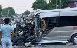 Ôtô 16 chỗ nát đầu khi tông xe tải, 2 tài xế nhập viện cấp cứu
