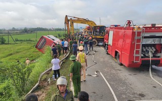 Xe khách lao xuống ruộng trong đêm, 1 người chết, hàng chục người bị thương