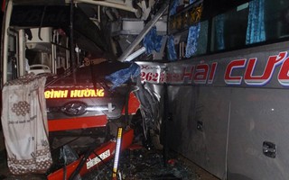 3 xe khách tông nhau trong đêm, nhiều người bị thương