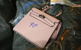 Thu giữ gần 1.500 túi xách giả nhãn hiệu Hermes, Dior, Chanel... giá 30.000-40.000 đồng