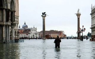 Cận cảnh dân Venice lóp ngóp trong "dấu ấn vĩnh viễn"