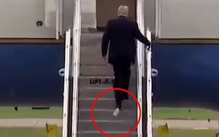Giấy vệ sinh lại “mắc kẹt” dưới đế giày ông Trump