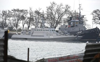 Nga trả 3 tàu hải quân, Ukraine vẫn nói cứng