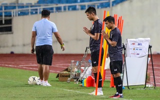 Cầu thủ Thái Lan cầu nguyện trước buổi tập trên sân Mỹ Đình khi gió mùa tràn về