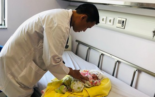 Bệnh nhi người Lào 8 ngày tuổi được vận chuyển bằng máy bay sang Việt Nam cấp cứu