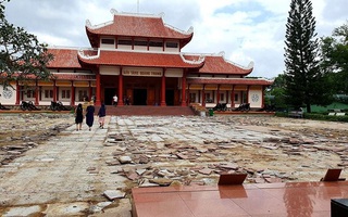 Sân Bảo tàng Quang Trung đang đẹp vẫn bị cạy lên để thay 5 tỉ đồng