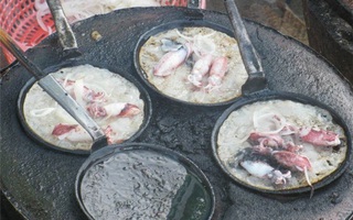 Bánh xèo mực - đặc sản ngon mà lạ của thành phố biển Nha Trang