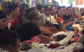 Kinh hoàng cảnh khách hàng giành giật quần áo ở chợ Philippines