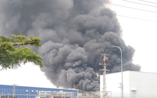 Cháy lớn ở công ty sản xuất bàn ghế sofa tại Bình Dương