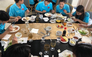 Đội tuyển nữ thiếu thức ăn, HLV Mai Đức Chung trấn an: "Hôm nay đã có thịt bò, cá hồi"