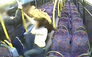 Cặp đồng tính nữ bị ép hôn nhau, đánh bầm dập trên xe buýt