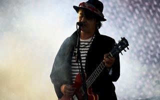 Rocker Pete Doherty bị bắt giữ vì mua ma túy