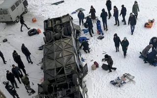 Đang đi trên cầu, xe buýt lật xuống sông băng, 19 người thiệt mạng