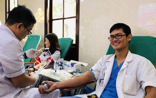 Trước khi vào phòng mổ, nhiều bác sĩ vẫn hào hứng hiến máu cứu người bệnh