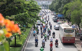 Xử phạt nhiều tài xế xe khách "làm liều" từ Hàng Xanh đến cầu Sài Gòn