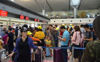 Lo sân bay Tân Sơn Nhất tắc nghẽn dịp Tết