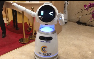 Ngân hàng đầu tiên của Việt Nam đưa robot phục vụ khách