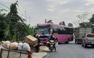 Đi mua quà sinh nhật cho con bị xe khách tông, chồng chết, vợ nguy kịch