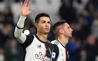 Ronaldo lập kỷ lục ghi bàn, Juventus bám sát ngôi đầu bảng