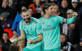 Thủ thành Courtois đánh đầu "kiến tạo" Benzema lập công giúp Real Madrid thoát thua