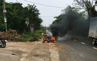 Hẹn nhau "huyết chiến", trai làng chém đối thủ bị thương rồi châm lửa đốt luôn xe máy