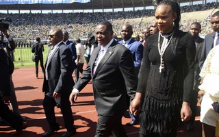 Phó tổng thống Zimbabwe bị vợ mưu sát như phim