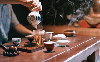 Thưởng trà và ngắm Hà Nội ngày đông